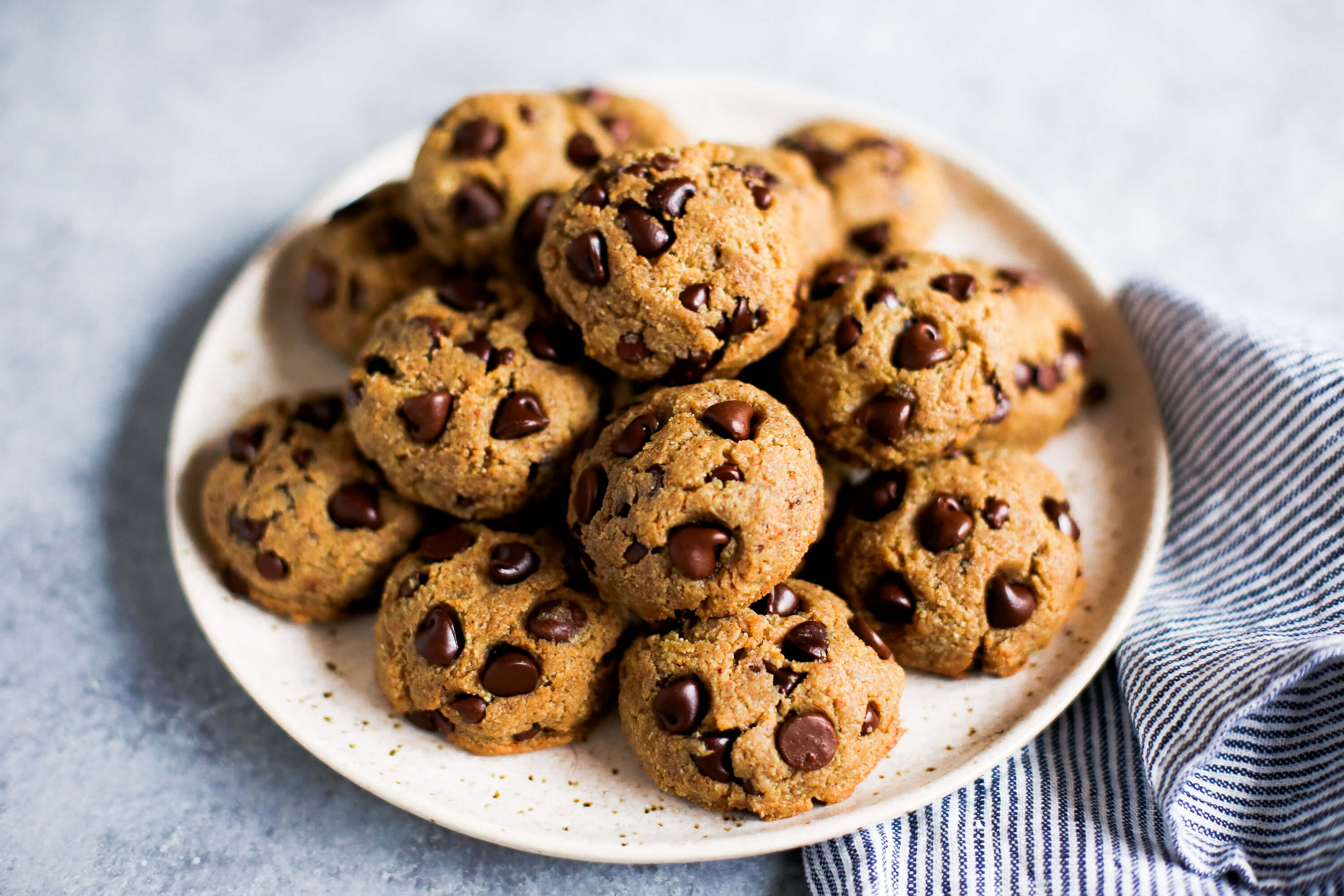 Как называются маленькие печеньки. Юная печенька. Chocolate Chip cookies Recipe. Kurabiye. Шоколадные чипсы.