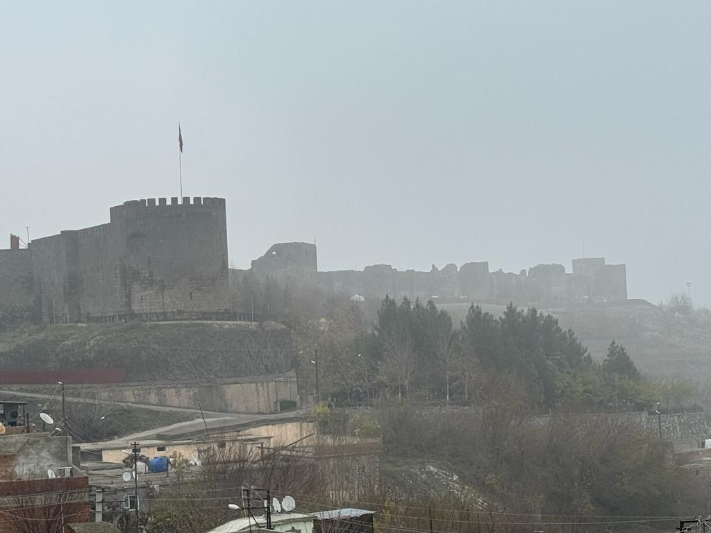 Diyarbakır'da son bir haftadır etkili olan sis, tarihi mekanlarda güzel görüntülerin oluşturdu.