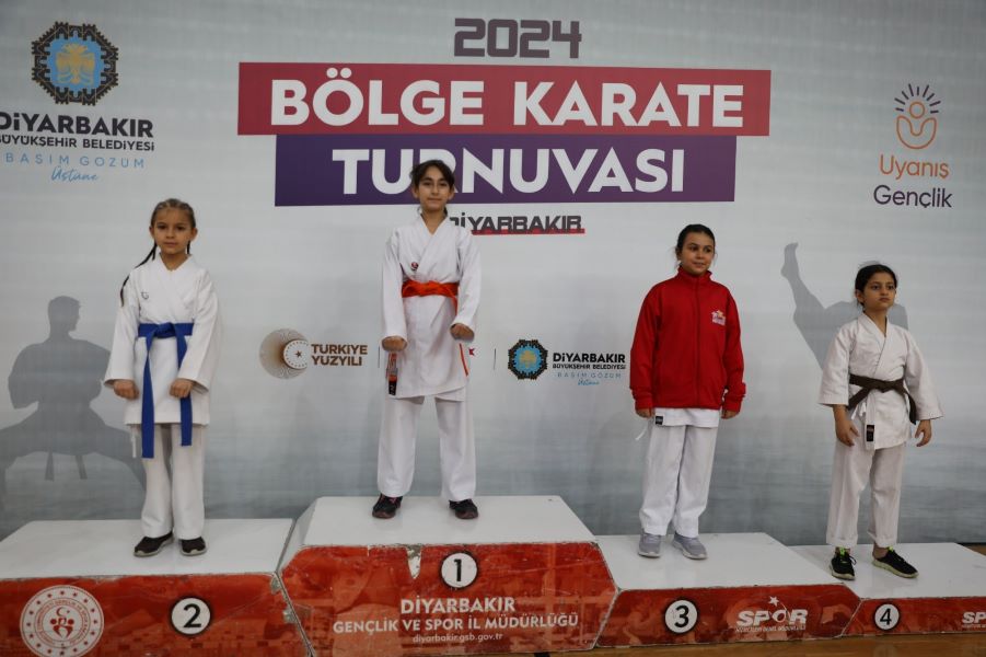 Karate şampiyonasında dereceye girenler ödüllendirildi