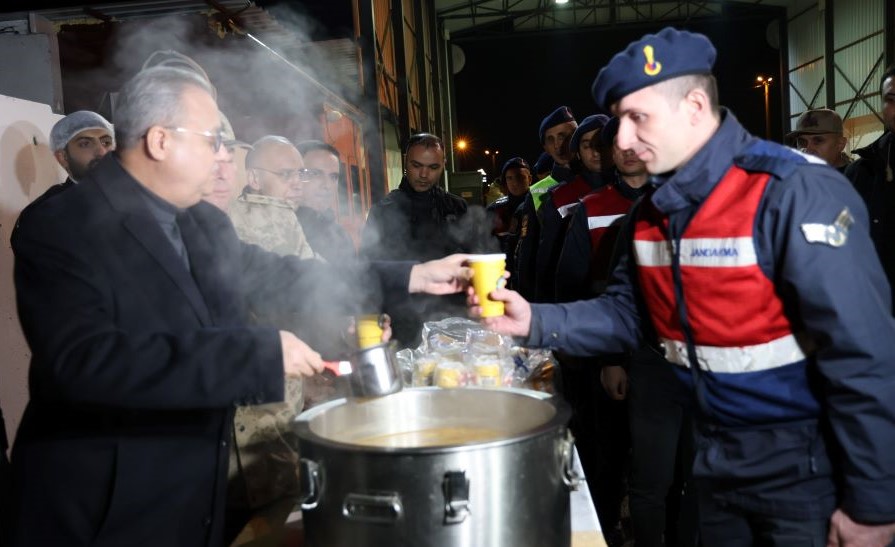 Diyarbakır Valisi Su kontrol noktalarını ziyaret etti,görevli personele sıcak çorba ikram etti