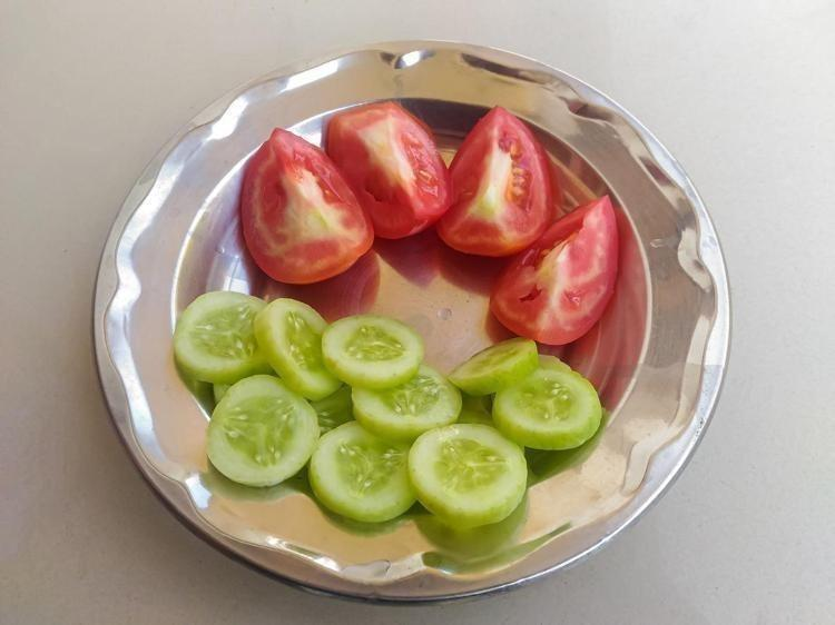 Salatalık ve baklagillerin bir arada bulunduğu sağlıklı bir salata.