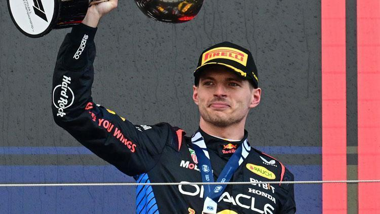 Max Verstappen, Las Vegas Grand Prix'sinde zaferini kutluyor.