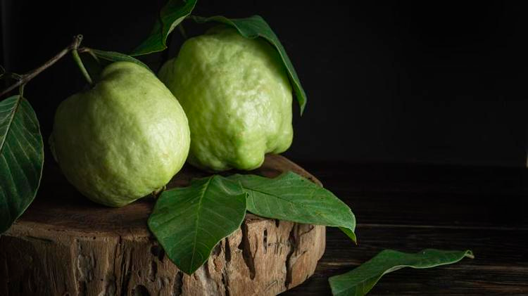 Guava meyvesinin faydaları, tansiyonu düzenleyen ve kan şekerini dengeleyen meyve.