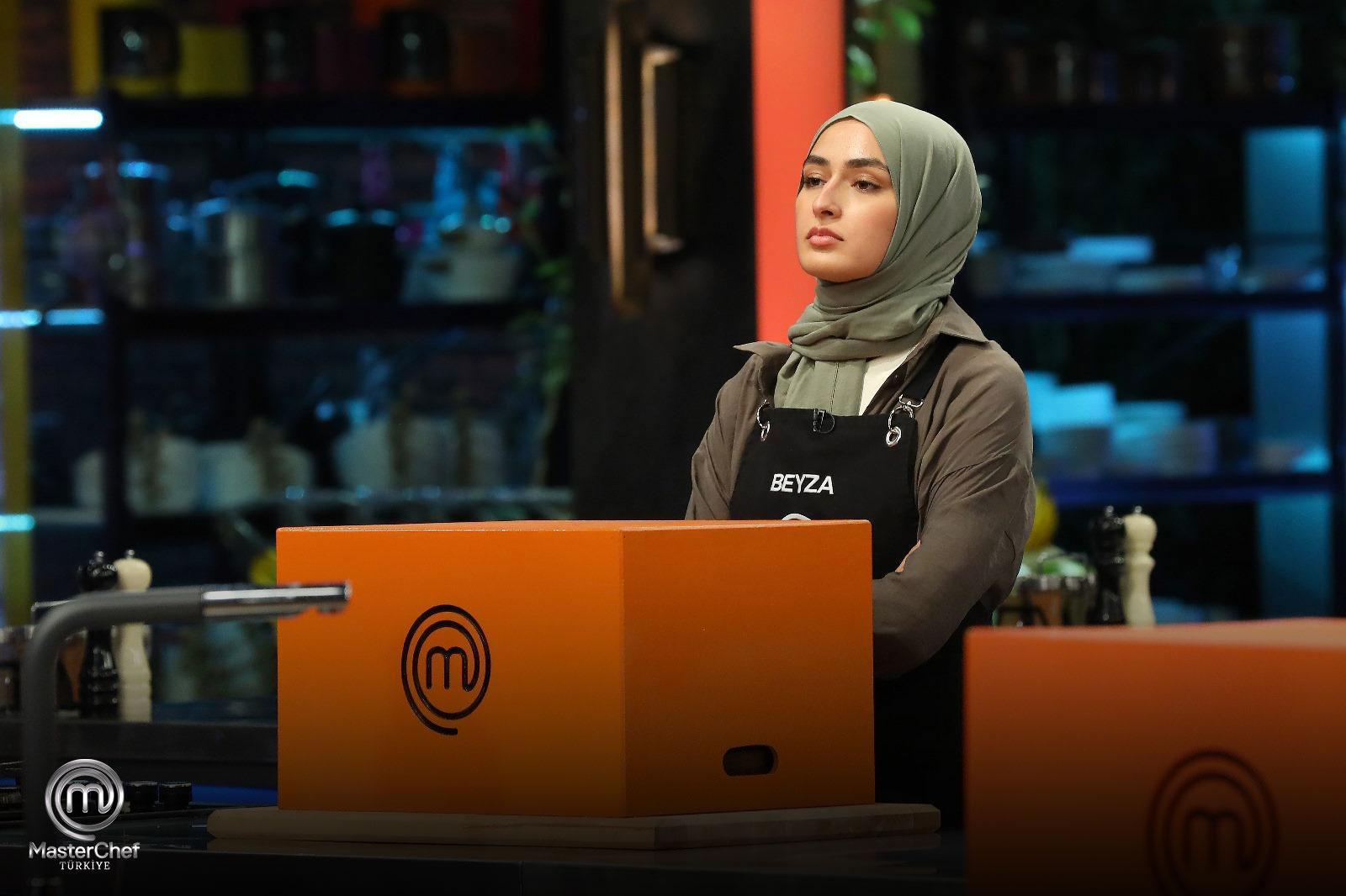 MasterChef Türkiye Beyza Aydın kaza geçiriyor, kızgın yağ yüzüne dökülüyor.