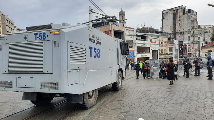 İstanbul Valiliği tarafından Kadına Yönelik Şiddete Karşı Mücadele Günü kapsamında yapılan açıklamada Beyoğlu'ndaki etkinliklerin yasaklandığı ve 40 etkinlik alanı belirlendiği duyuruldu.