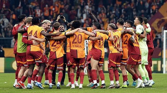 Galatasaray ve Eyüpspor futbolcuları sahada mücadele ederken.