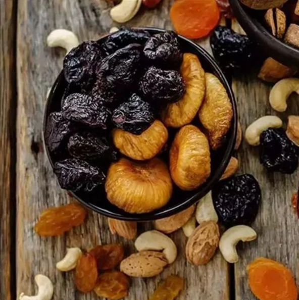 Badem, ceviz gibi kuruyemişler ve chia, keten tohumu gibi tohumlar sağlıklı yağ ve protein açısından zengindir. 