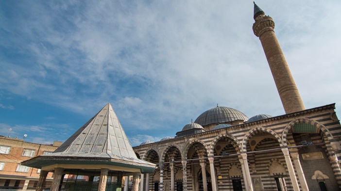  Diyarbakır’da 15 santimlik sır: Benzeri hiç bir camide yok