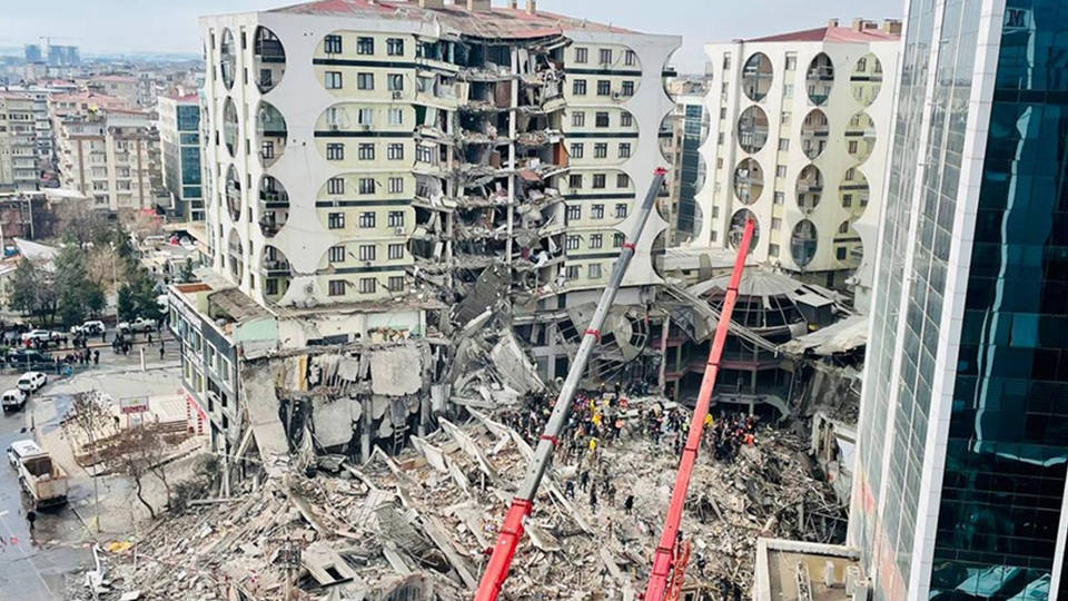 Depremde Yikilan Galeria Sitesi Nin Muteahhidi Yakalandi