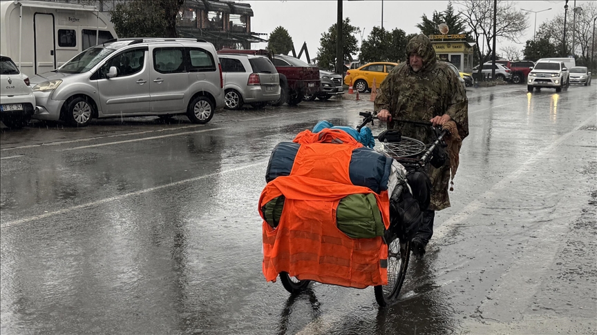 26 yıl önce çıktığı yolda Türkiye'ye giriş yaptı