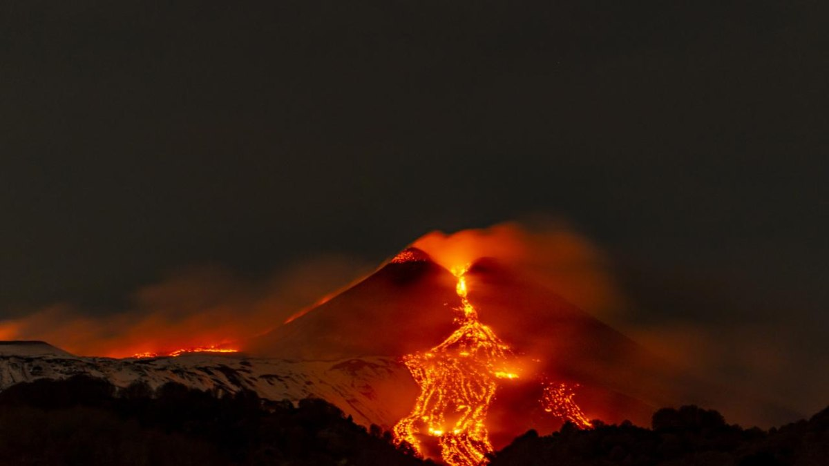 etna yanardağı italyadadır.