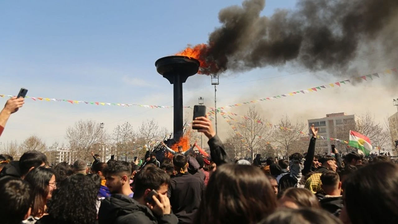 Diyarbakirda Newroz Atesi Yakildi