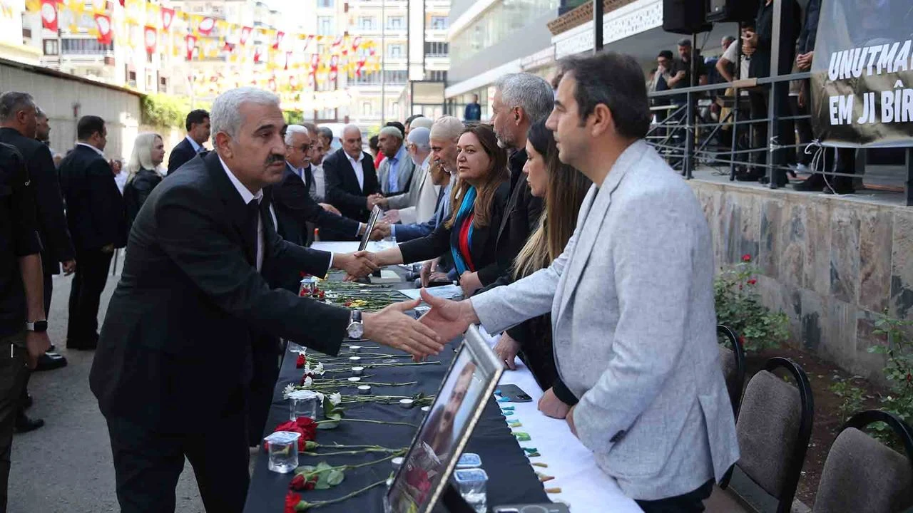 Ak Parti Diyarbakir Il Baskanligindan Dem Parti Il Baskanligina Onder Icin Taziye Ziyareti