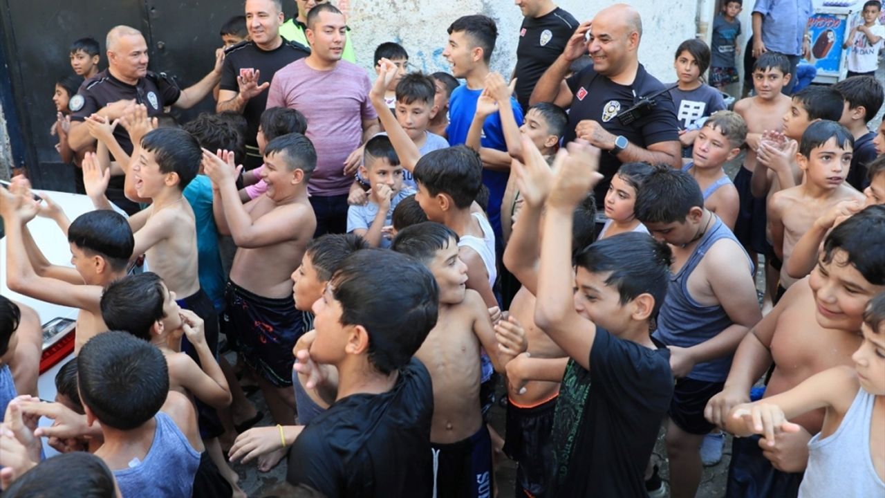Diyarbakır'da polisten aşırı sıcaklardan bunalan çocuklara dondurma ikramı