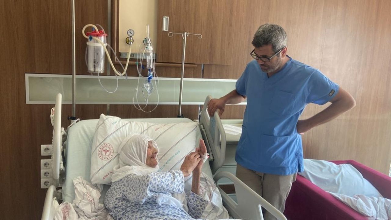 Siirt'te 110 yaşındaki hasta ameliyatla sağlığına kavuştu
