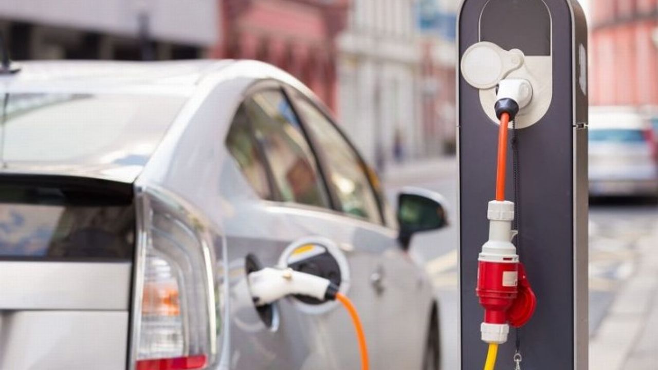 Yakıt fiyatları elektrikli araçların popülerliğini artırıyor