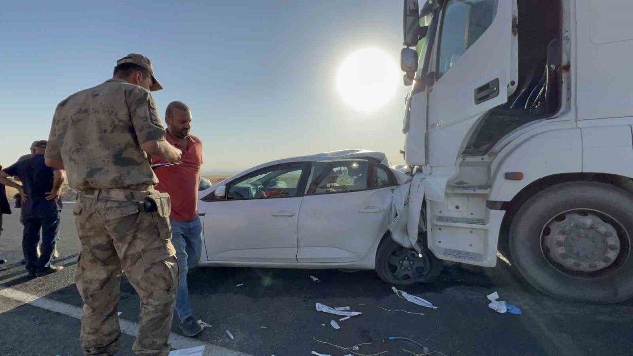 Şırnak’ta tırın çarptığı otomobil metrelerce sürüklendi: 1 ölü, 2 yaralı