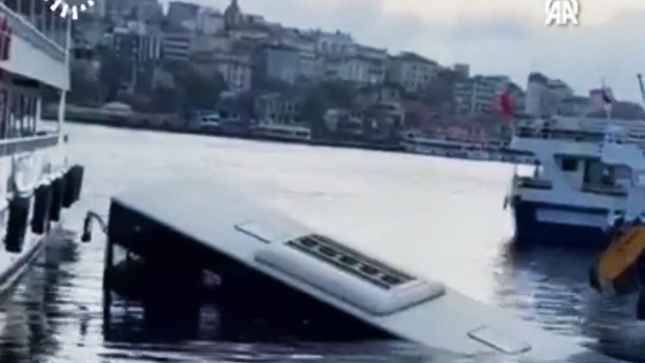 İstanbul'da halk otobüsü denize düştü