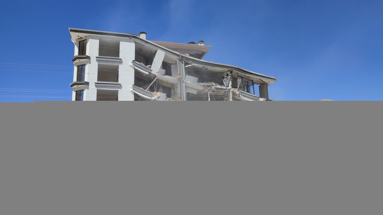 Çelikhan'da ağır hasarlı binaların yıkımı sürüyor