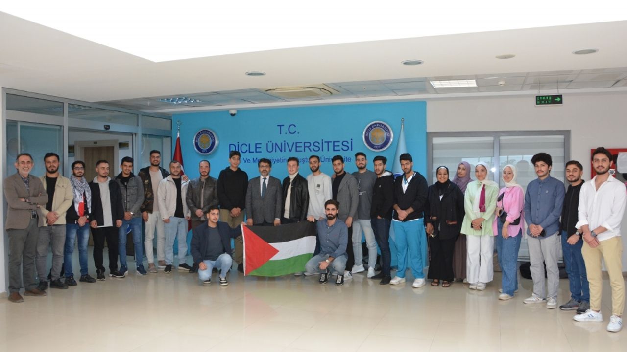 Dicle Üniversitesi Rektörü Prof. Dr. Karakoç'u Filistinli öğrenciler ziyaret etti