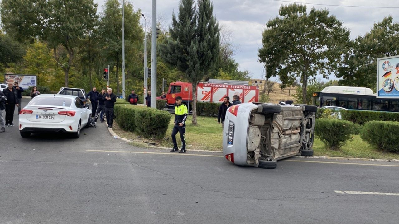 Diyarbakır'da 2 otomobilin çarpıştığı kazada, 2 kişi yaralandı