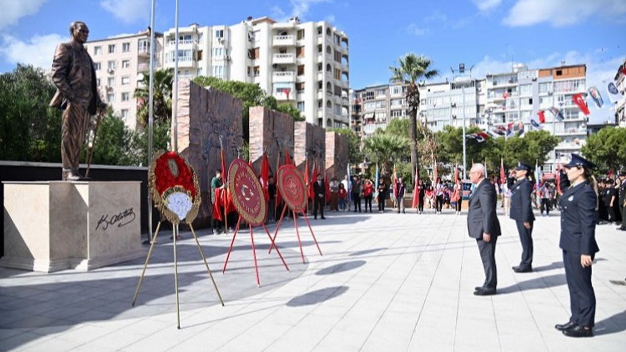 İzmir Karabağlar'ın yeni meydanında çelenkler sunuldu