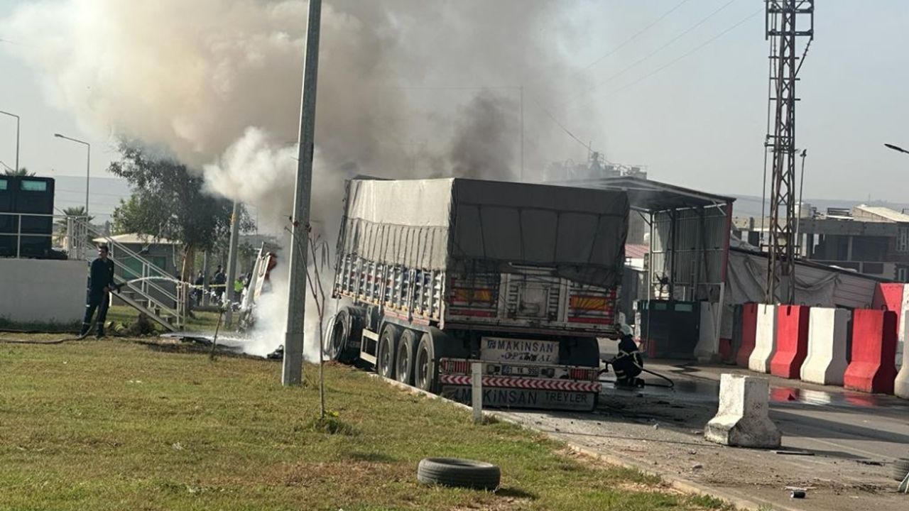 Şırnak'ta freni boşalan kömür yüklü kamyon bariyerlere çarptıktan sonra yandı
