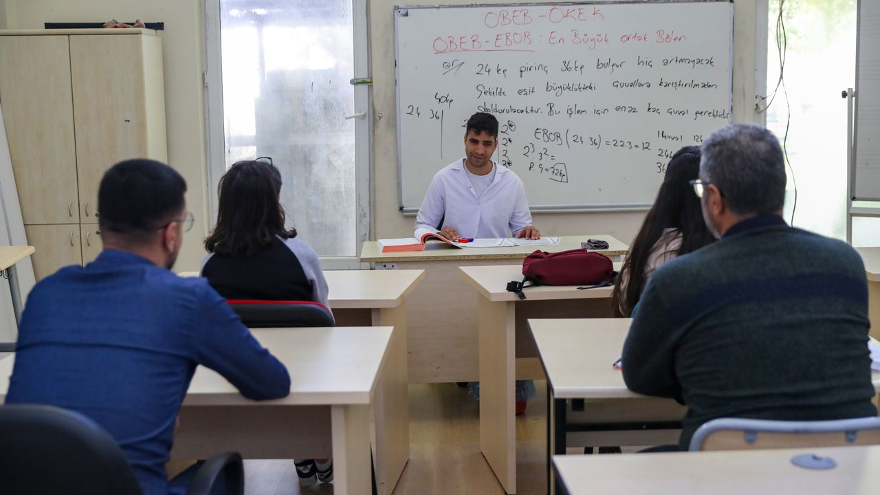 Diyarbakır'da görme engelli öğretmenin başarısı