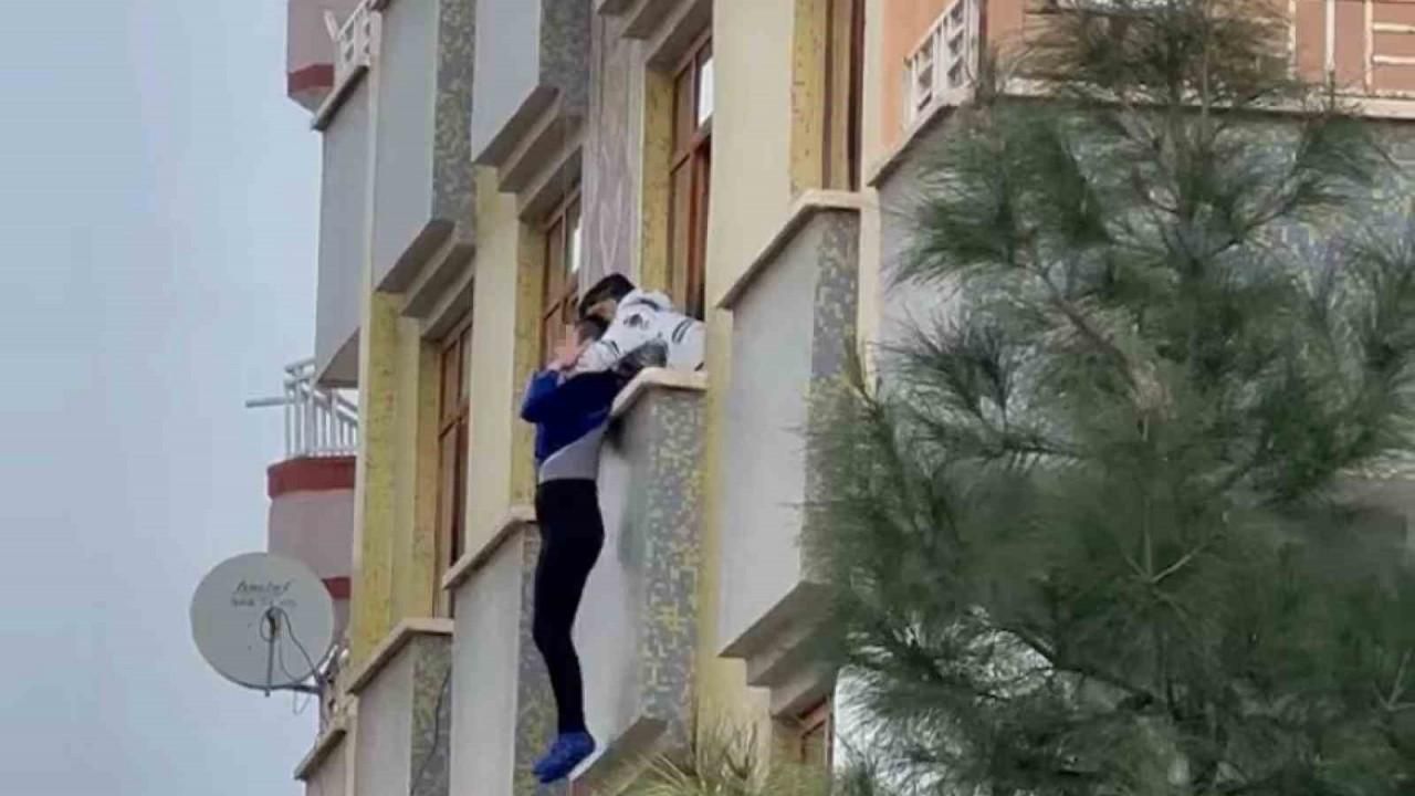 Diyarbakır’da 3’üncü kattan atlamaya çalışan kadın kurtarıldı
