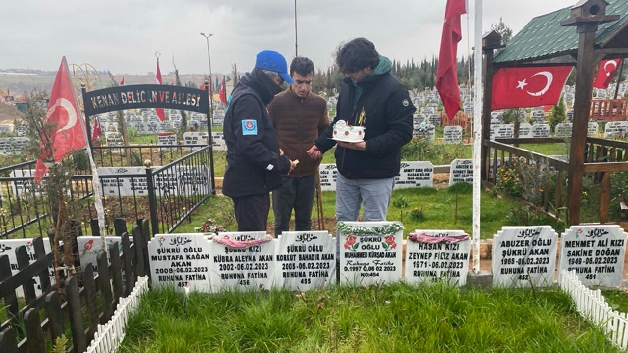 Depremde hayatını kaybetmişti: Doğum günü pastası mezarına bırakıldı