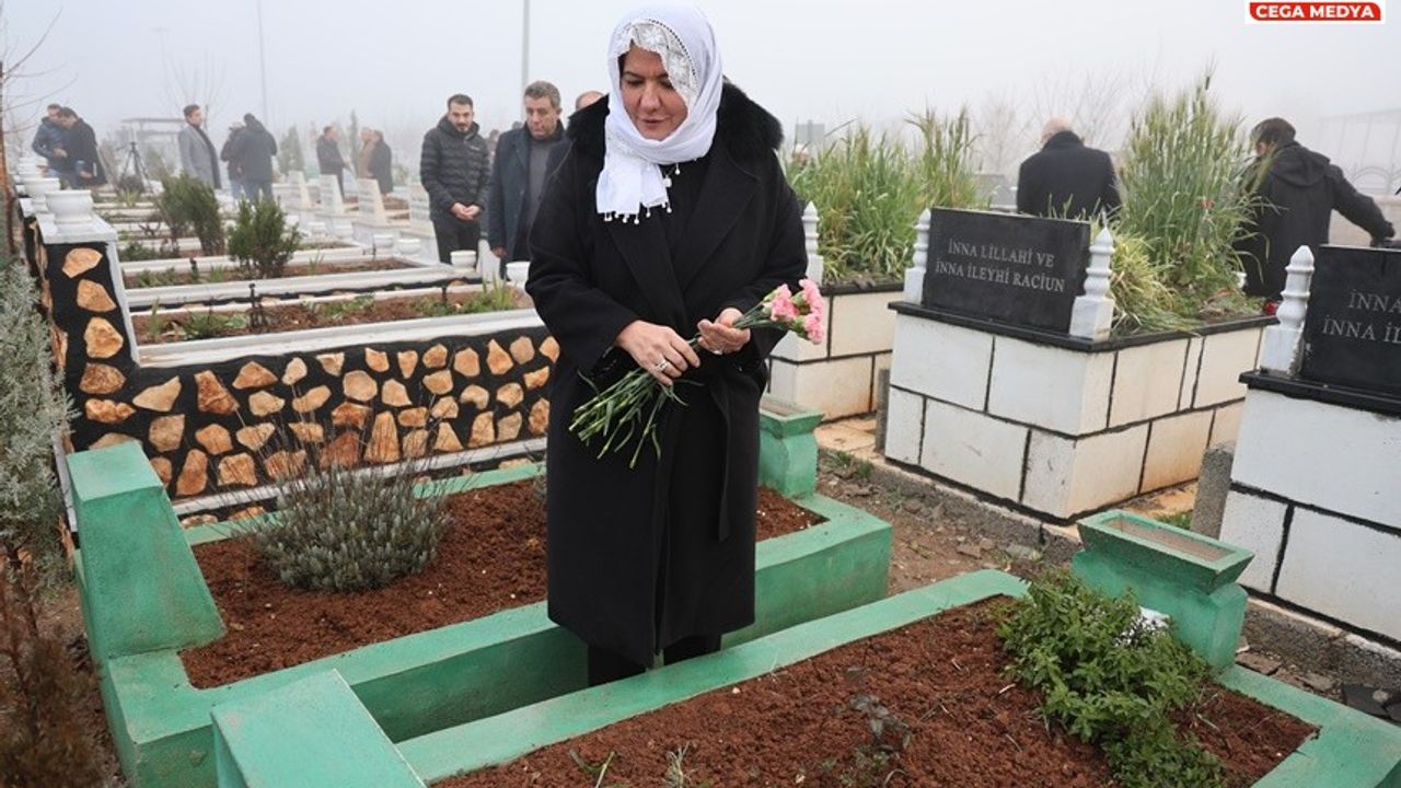 Diyarbakır'da depremde hayatını kaybedenlerin mezarlarına ziyaret