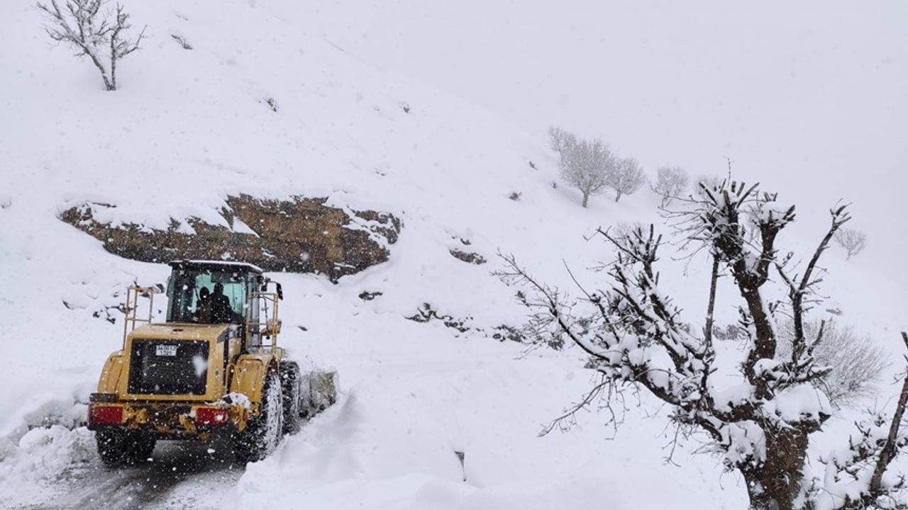 Üç ilde 50 yerleşim yolu kardan kapandı