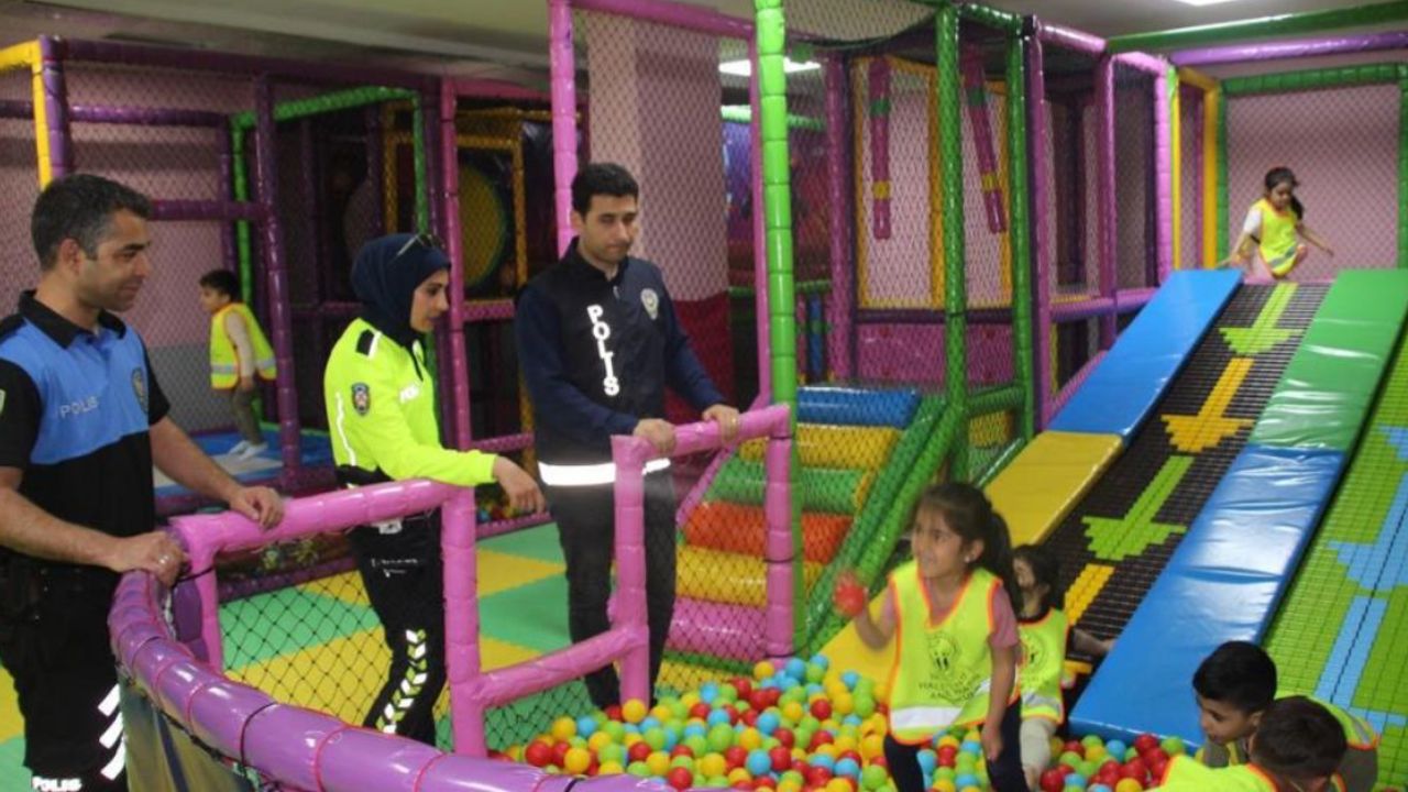 Çocukların oyun merkezine gitme hayalini gerçekleştirdi