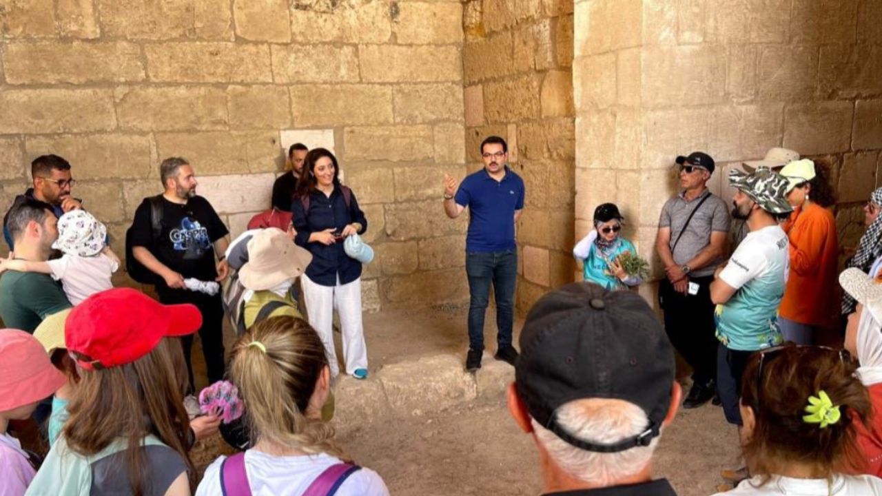 Hafta içi kaymakam, hafta sonu turizm rehberi yapıyor