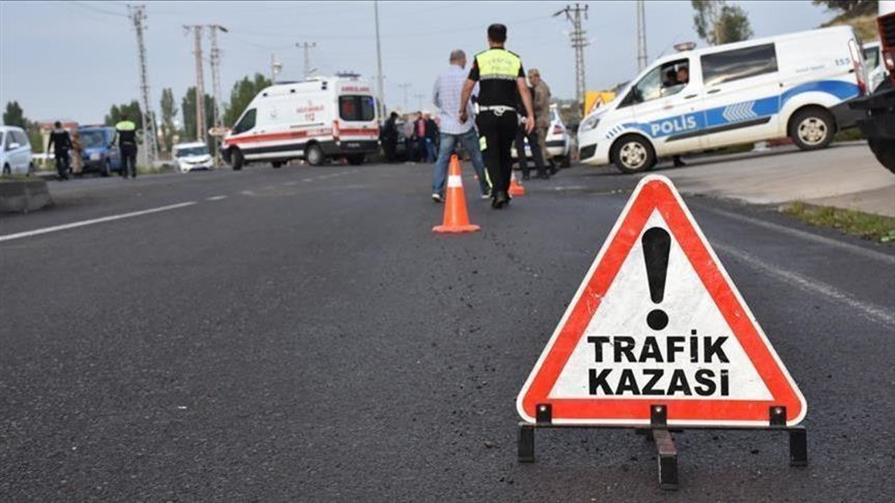 Siirt'te kamyonet ile hafif ticari araç çarpıştı