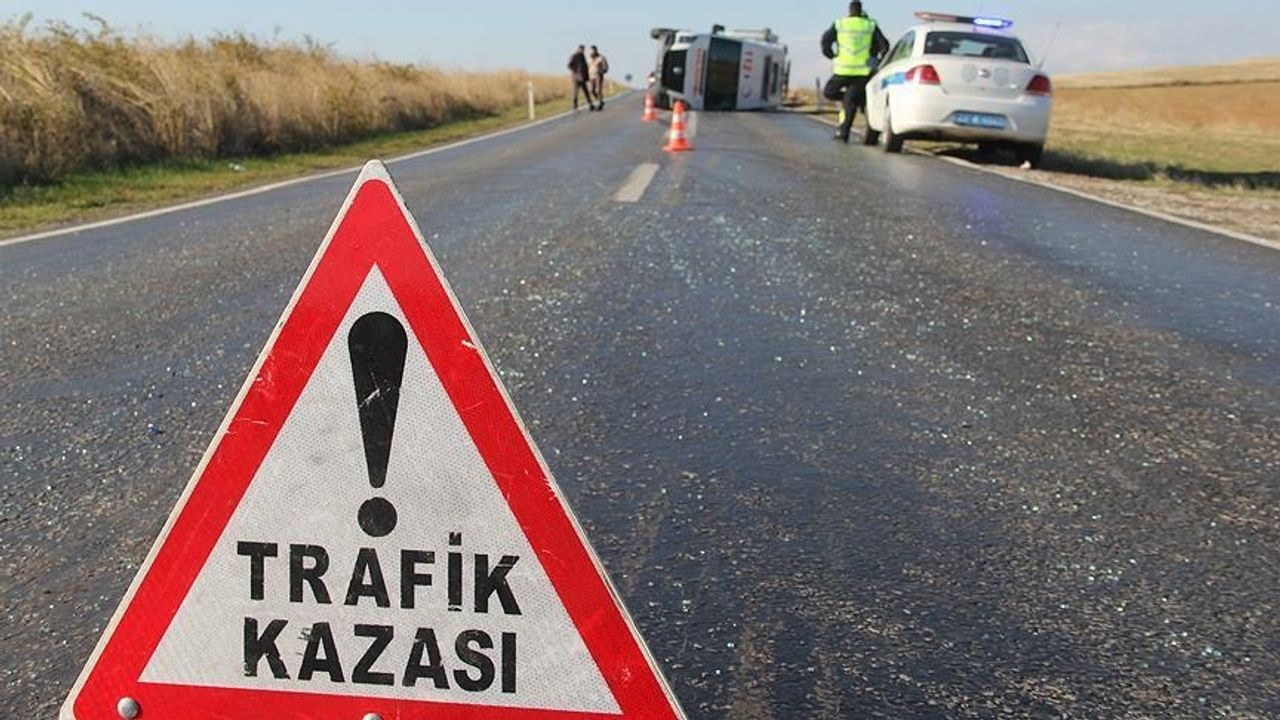 Şanlıurfa'da minibüs ile hafif ticari araç çarpıştı