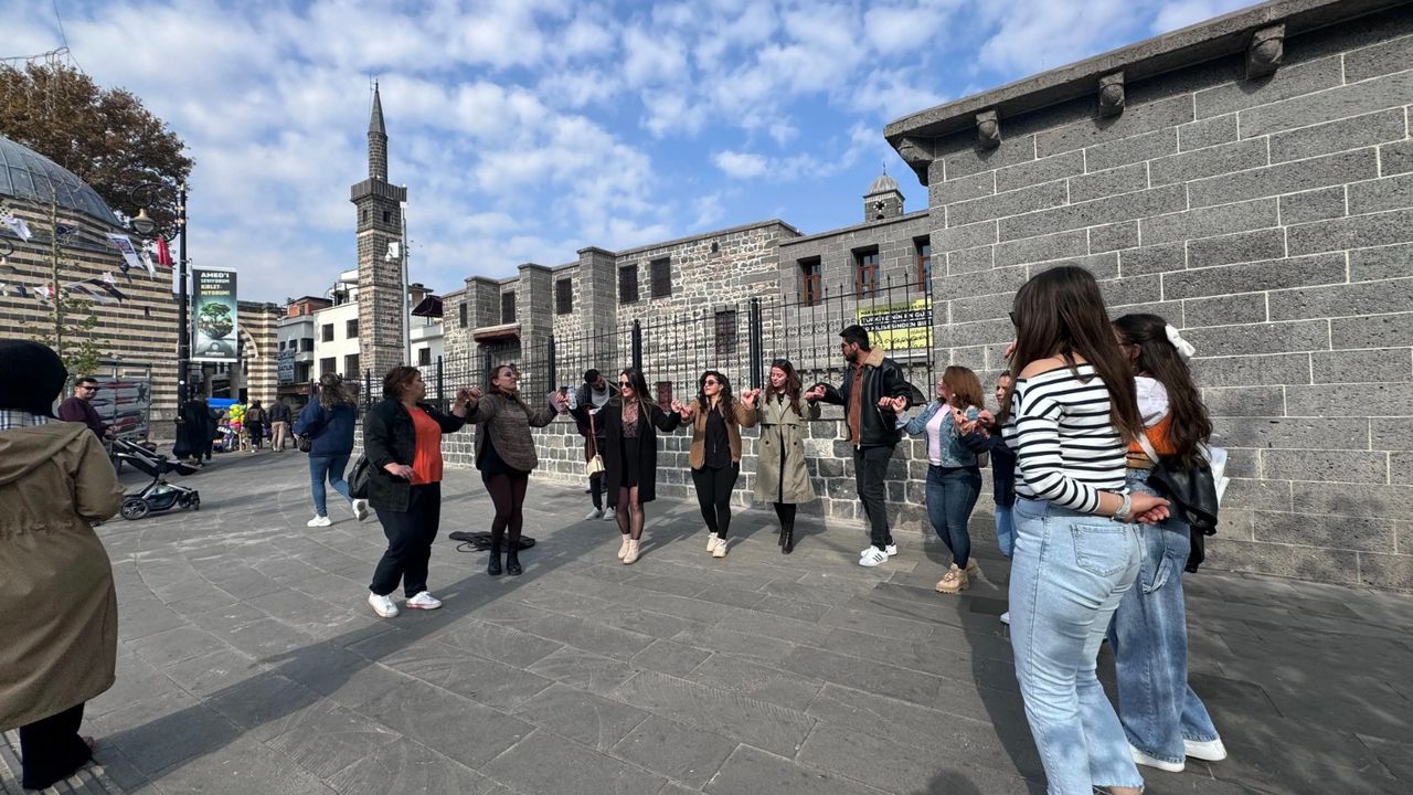 Diyarbakır'ın tarihi mekanlarında halay coşkusu