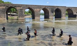 DALGIÇLAR DÜNYA ÇEVRE GÜNÜ KAPSAMINDA DİCLE NEHRİ'NDE TEMİZLİK YAPTI