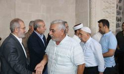 Diyarbakır’da vatandaşlar tarihi Ulu Cami’de bayramlaştı