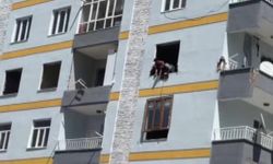Ölüm tehlikesine rağmen demirleri söküyorlar