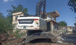 Diyarbakır'da 63 ağır hasarlı yapının yıkımı tamamlandı
