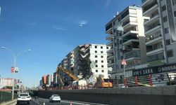 Deprem’in kararttığı binalar birer birer yıkılıyor
