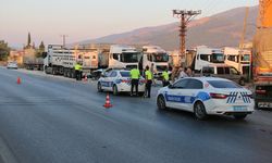 Park halindeki tıra çarpan otomobildeki 2 kişi hayatını kaybetti
