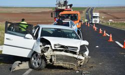 Şanlıurfa'da  otomobil tıra çarptı