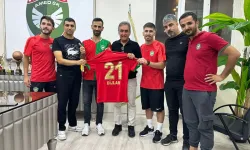 Amedspor, Sarıyer maçında saldırıya uğrayan taraftara forma hediye etti