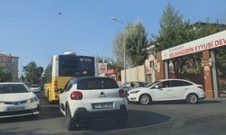 Hastaneler caddesinde trafik keşmekeşliği