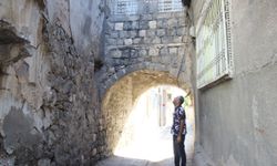 Cizre'de tekti, o da depremde hasar gördü