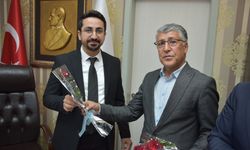 Şanlıurfa'da sağlık çalışanlarına karanfil verildi, tatlı ikram edildi
