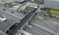 Efsane Cuma’da AVM çılgınlığı: Metrobüs köprüsünde uzan kuyruklar oluştu