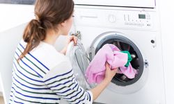 Çamaşır makinesine bulaşık süngeri atın, etkilerini görünce ağzınız açık kalacak